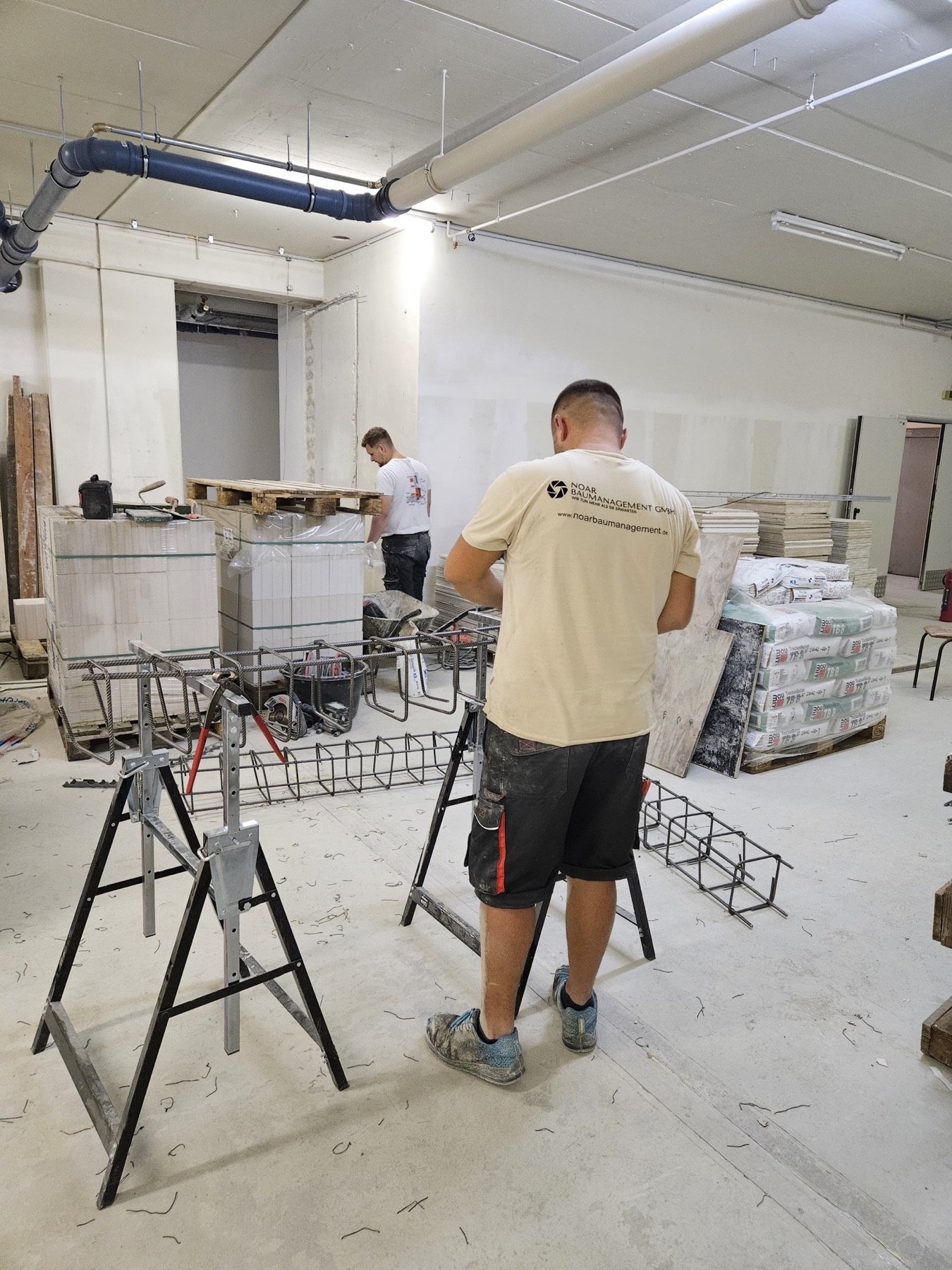 Vorbereitung von Bauteilen in Arbeitskleidung